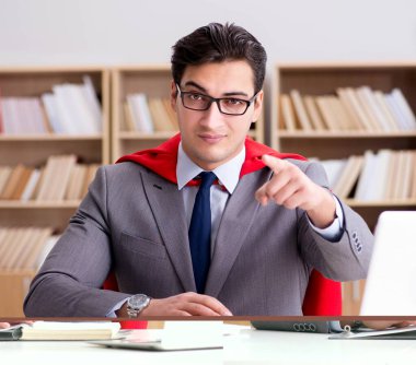 Ofiste çalışan süper kahraman iş adamı.