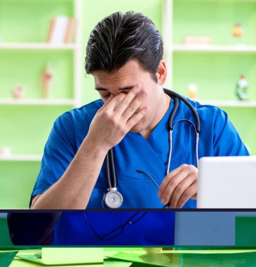 Hastanede çalışan genç bir doktor.