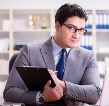 Ofiste çalışan bir işadamı.