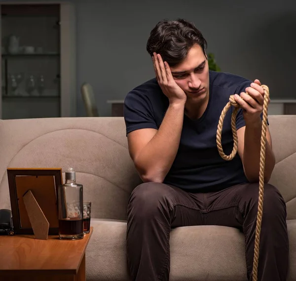 Uomo disperato che pensa al suicidio — Foto Stock