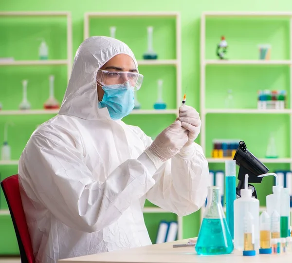 Chemist working in the lab on new experiment — Stock Photo, Image