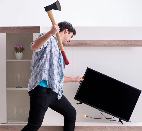 Hombre tratando de arreglar la televisión rota — Foto de Stock