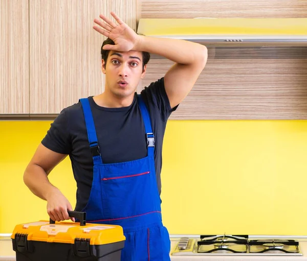 Joven contratista de servicio ensamblando muebles de cocina — Foto de Stock