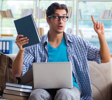 Bilgisayarlı beyaz öğrenci üniversite sınavlarına hazırlanıyor.