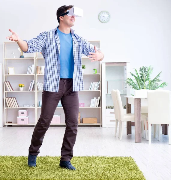 Homme avec lunettes de réalité virtuelle jouant à la maison — Photo