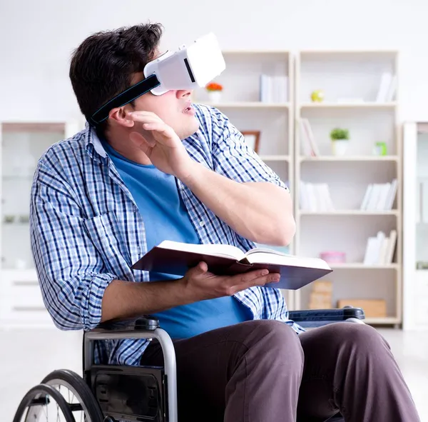 Étudiant handicapé étudiant avec lunettes de réalité virtuelle — Photo