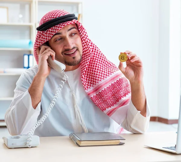 Арабський чоловік з біткоїном в концепції криптовалют. — стокове фото