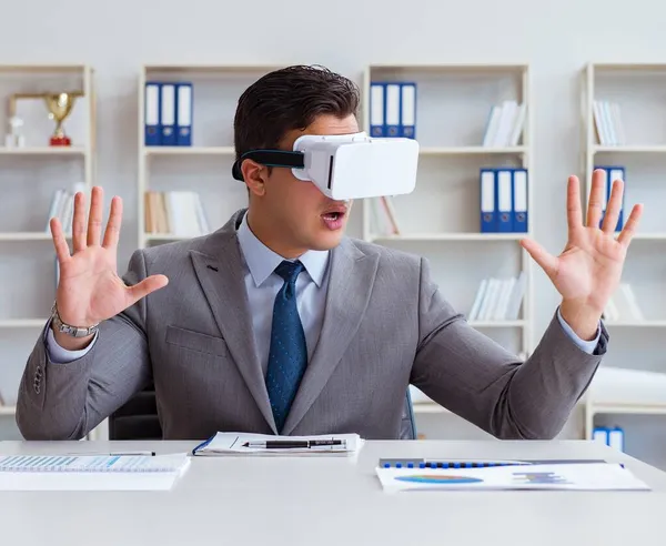 Obchodník s brýlemi virtuální reality v kanceláři — Stock fotografie
