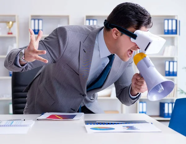 Biznesmen w okularach wirtualnej rzeczywistości w biurze — Zdjęcie stockowe
