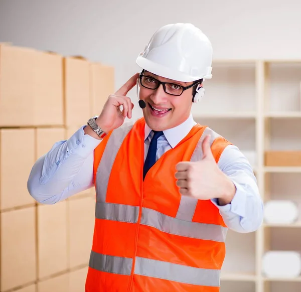 Man working in postal parcel delivery service office — Stock Photo, Image