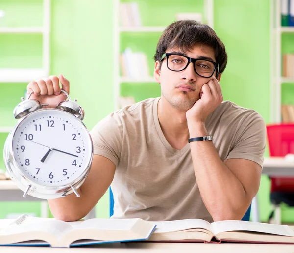 Estudiante preparándose para exámenes universitarios —  Fotos de Stock