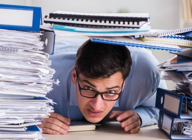 Ofiste çalışan son derece meşgul bir iş adamı.