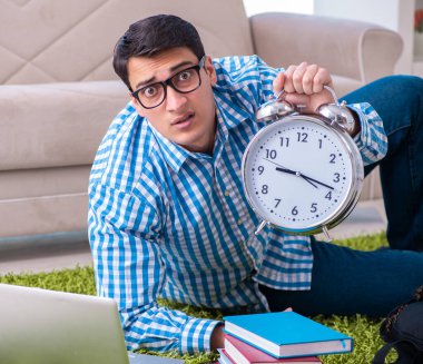 Öğrencinin sınavlara hazırlanmak için çok az zamanı var.