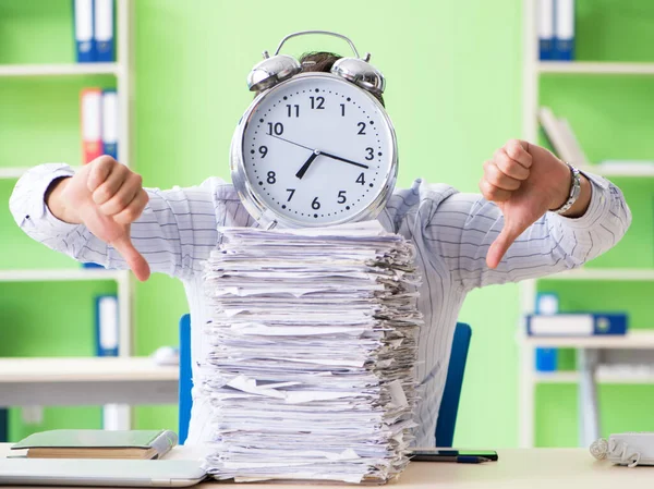 Uomo d'affari che ha problemi con i documenti e il carico di lavoro — Foto Stock