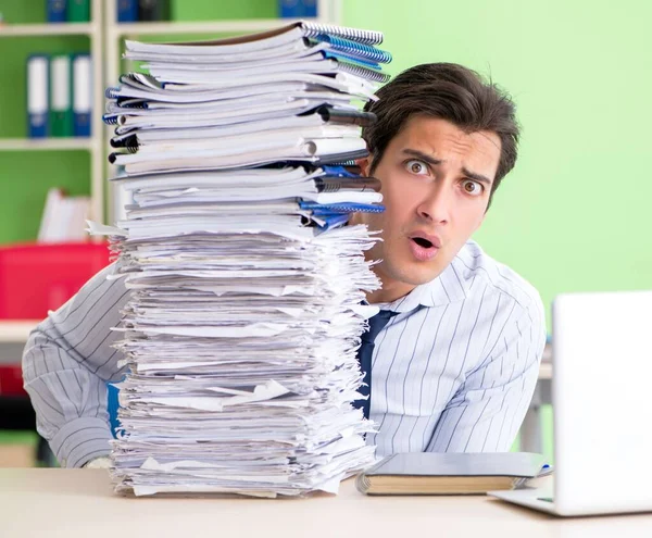 Affärsman som har problem med pappersarbete och arbetsbelastning — Stockfoto