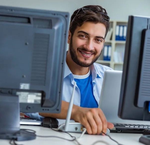 Técnico de TI mirando el equipo de TI —  Fotos de Stock