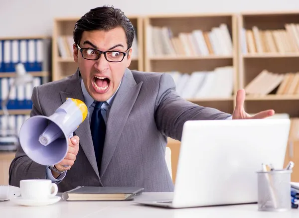 Homem de negócios irritado trabalhando no escritório — Fotografia de Stock