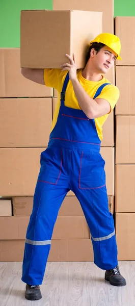 Homem empreiteiro que trabalha com caixas de entrega — Fotografia de Stock