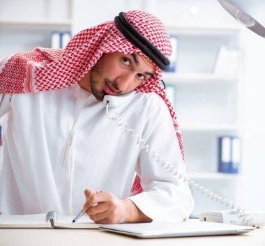 Ofiste çalışan Arap işadamı.