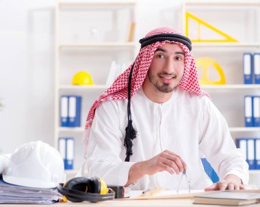 Arap mühendis yeni proje üzerinde çalışıyor