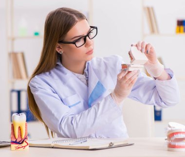 Diş hekimliği öğrencisi sınıfta pratik yapıyor.