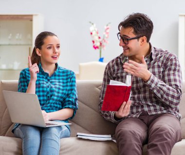 Üniversite sınavlarına hazırlanan öğrenciler