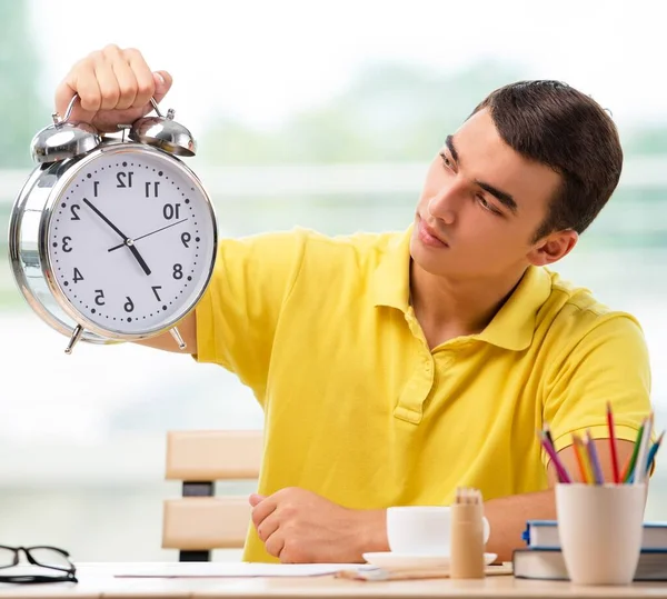 Studentin verpasst Fristen für Prüfungsvorbereitung — Stockfoto