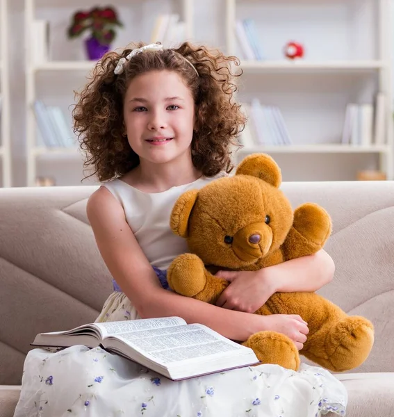 Pequeña chica bonita leyendo libros en casa — Foto de Stock