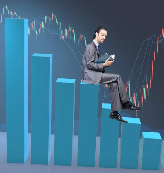 ビジネス コンセプトの棒グラフの上に座っての実業家 — ストック写真