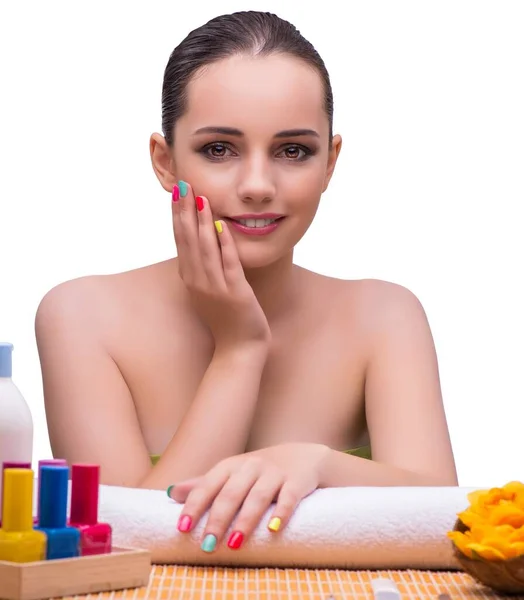 Mulher em tratamento de mãos conceito de manicure — Fotografia de Stock
