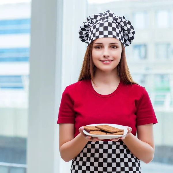 Unga kocken förbereder cookies i köket — Stockfoto