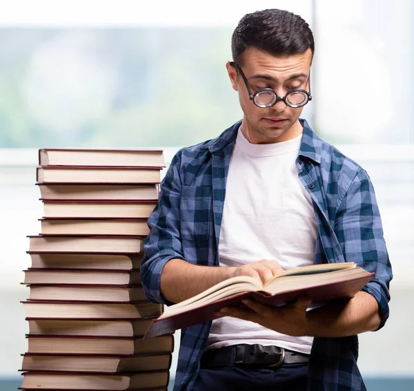 Jovem estudante se preparando para os exames escolares — Fotografia de Stock