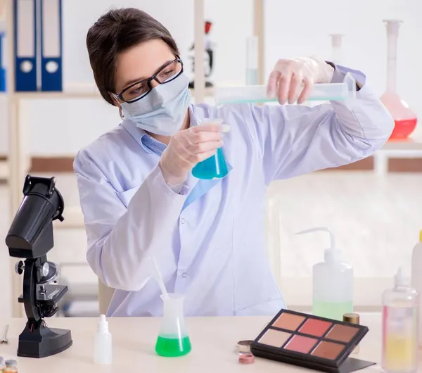 Laboratorio chimico controllo bellezza e make-up prodotti — Foto Stock