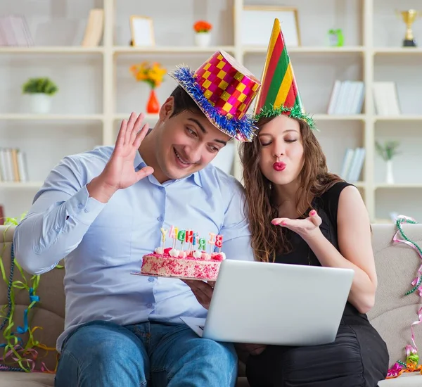 Młoda para świętuje urodziny tortem — Zdjęcie stockowe