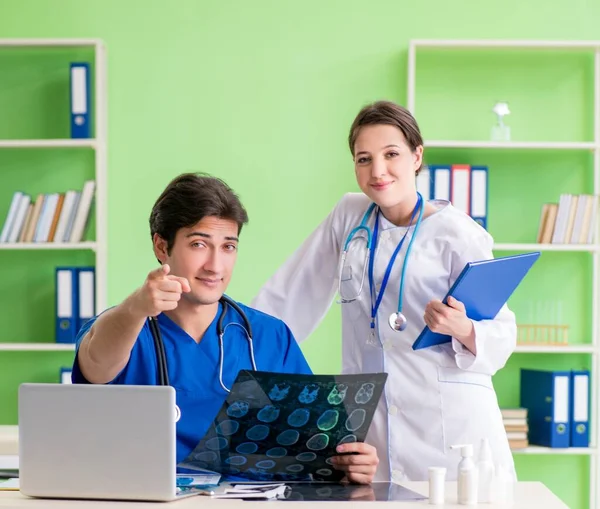 Kadın ve erkek doktorlar radyologlar klinikte çalışıyor. — Stok fotoğraf