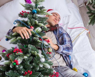 Adam noel partisinden sonra akşamdan kalma.