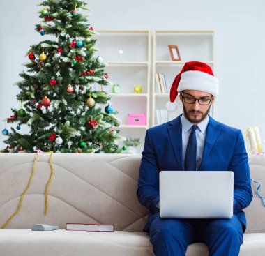 Noel 'de evde çalışan bir iş adamı.