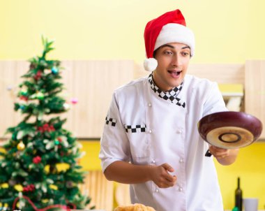 Noel arifesi mutfakta çalışan genç şef koca