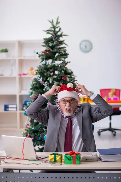 在工作场所庆祝圣诞节的老年男性雇员 — 图库照片
