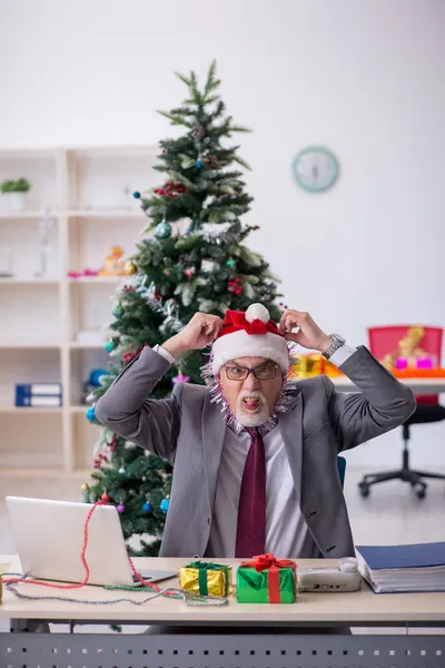 Aged male employee celebrating Christmas at workplace — Stock Photo, Image