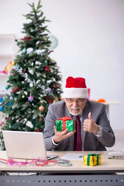 Wiek męski pracownik świętuje Boże Narodzenie w miejscu pracy — Zdjęcie stockowe