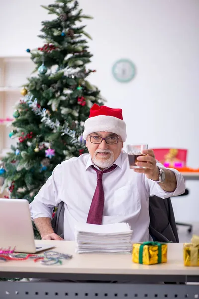 Impiegato di sesso maschile anziano che celebra il Natale sul posto di lavoro — Foto Stock