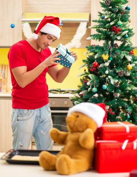 Giovane uomo che celebra il Natale in cucina — Foto Stock