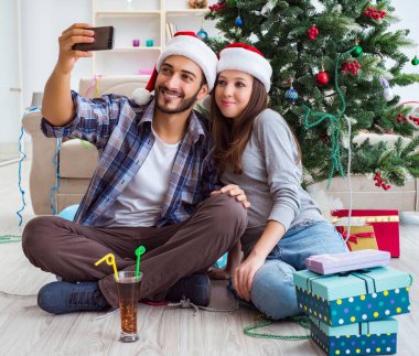 Genç çift Noel 'de selfie çekiyor.