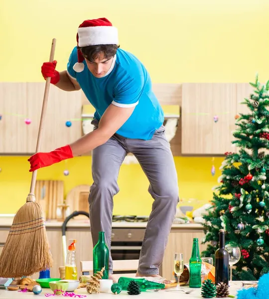 Joven limpieza cocina después de la fiesta de Navidad — Foto de Stock