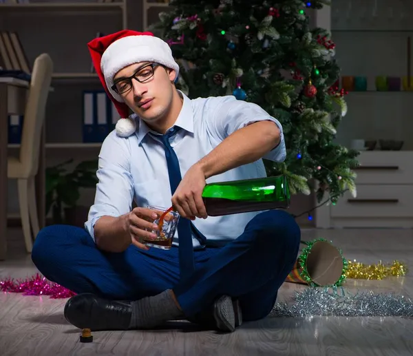 Empresário celebrando o Natal em casa sozinho — Fotografia de Stock