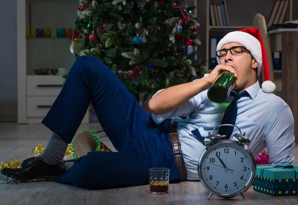 Empresário celebrando o Natal em casa sozinho — Fotografia de Stock