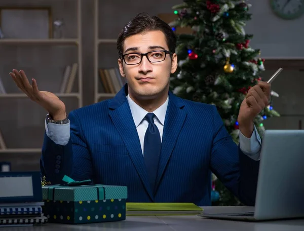 Бизнесмен, работающий допоздна на Рождество в офисе — стоковое фото