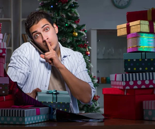 Mann mit vielen Weihnachtsgeschenken in Schachteln — Stockfoto