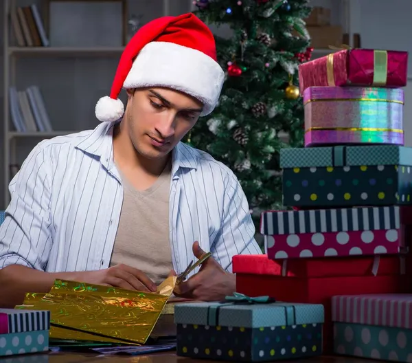 Uomo con molti regali di Natale in scatole — Foto Stock
